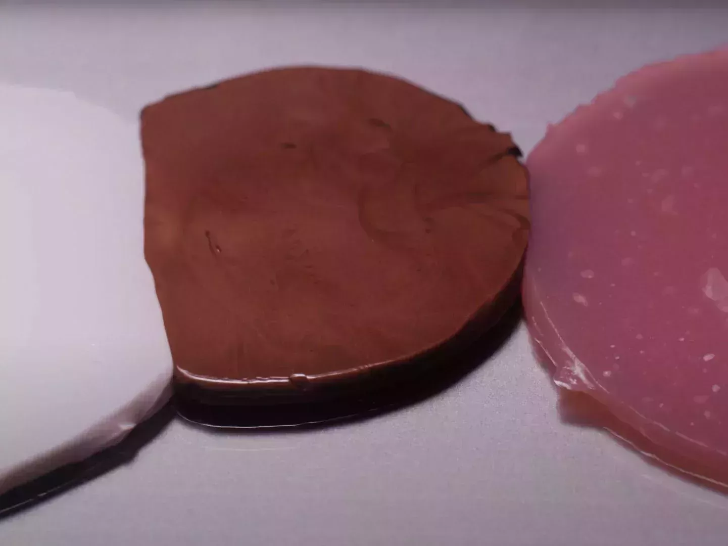 Three different colours for dyeing lubricants