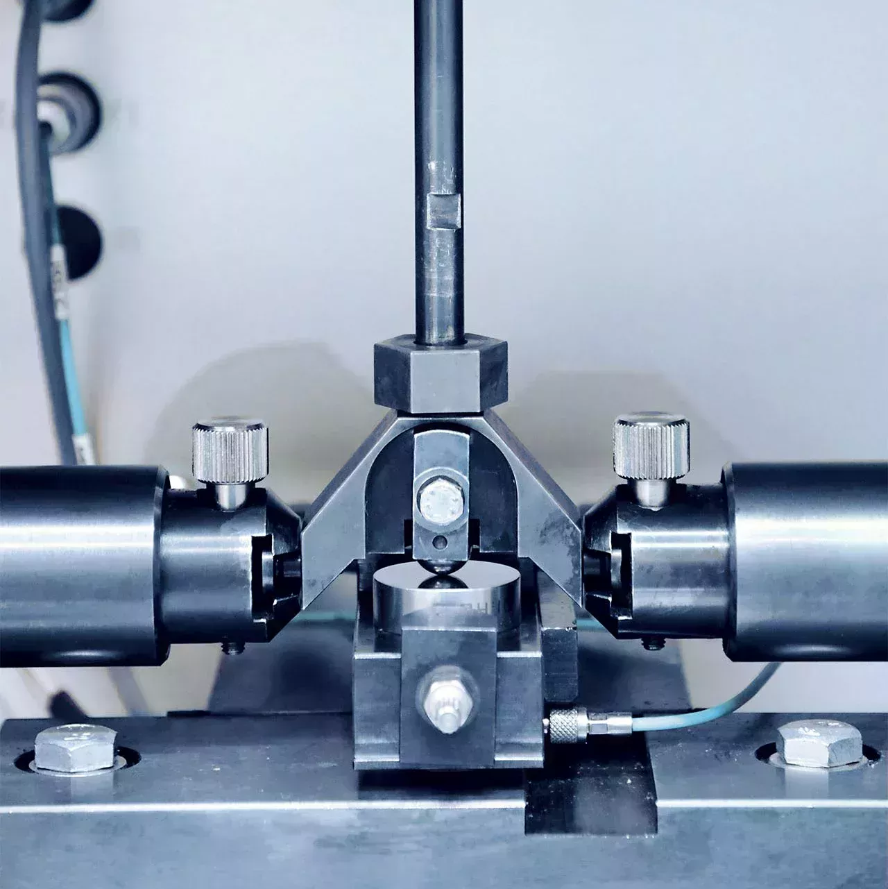 Close-up of the SRV machine