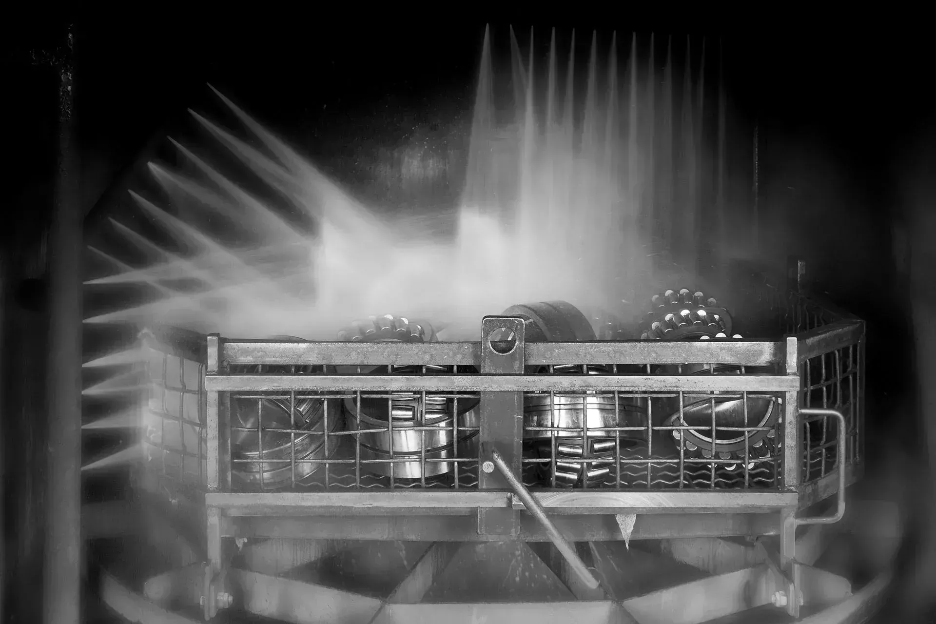 Cleaning machine for cleaning metal from the inside