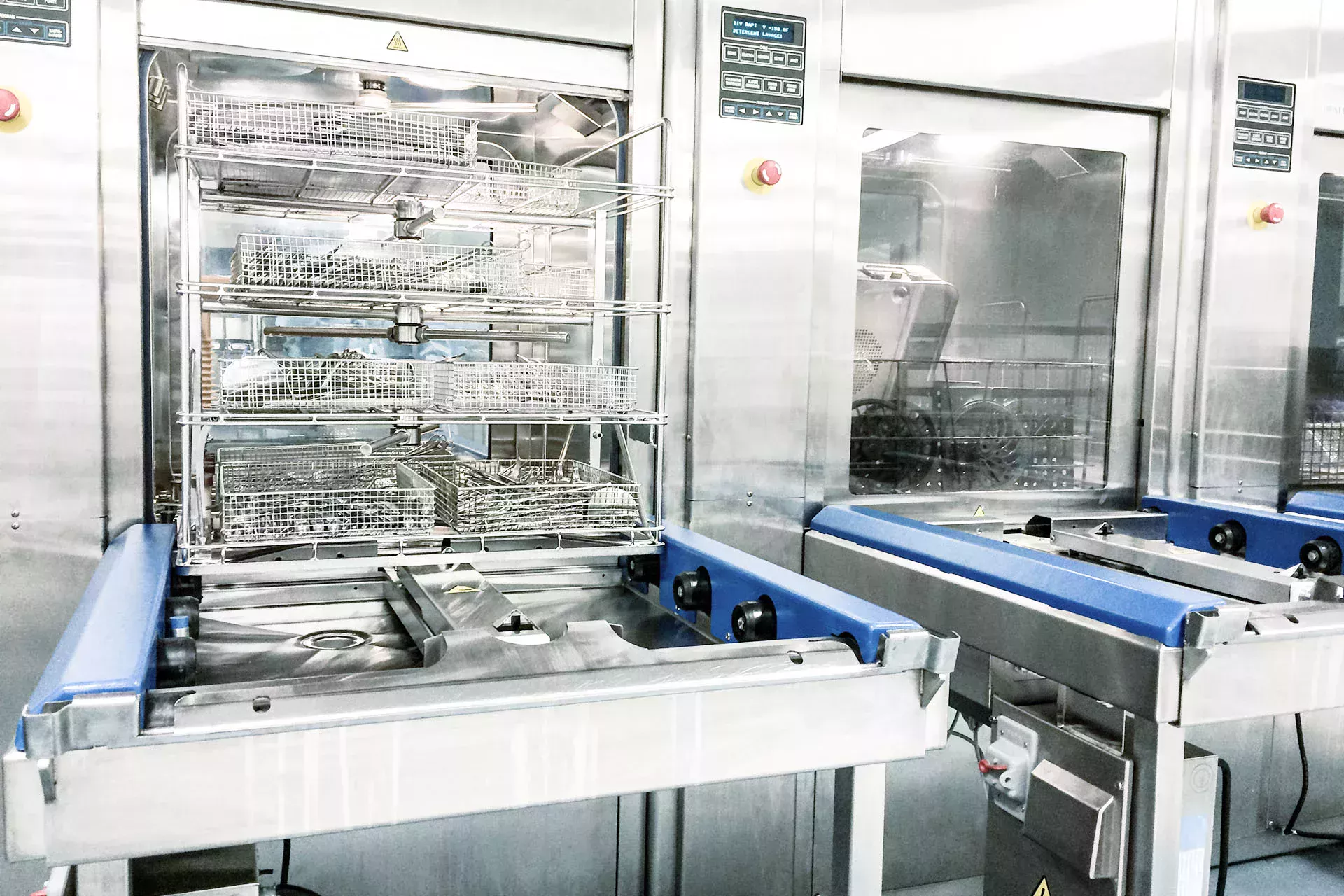 Machine for cleaning instruments