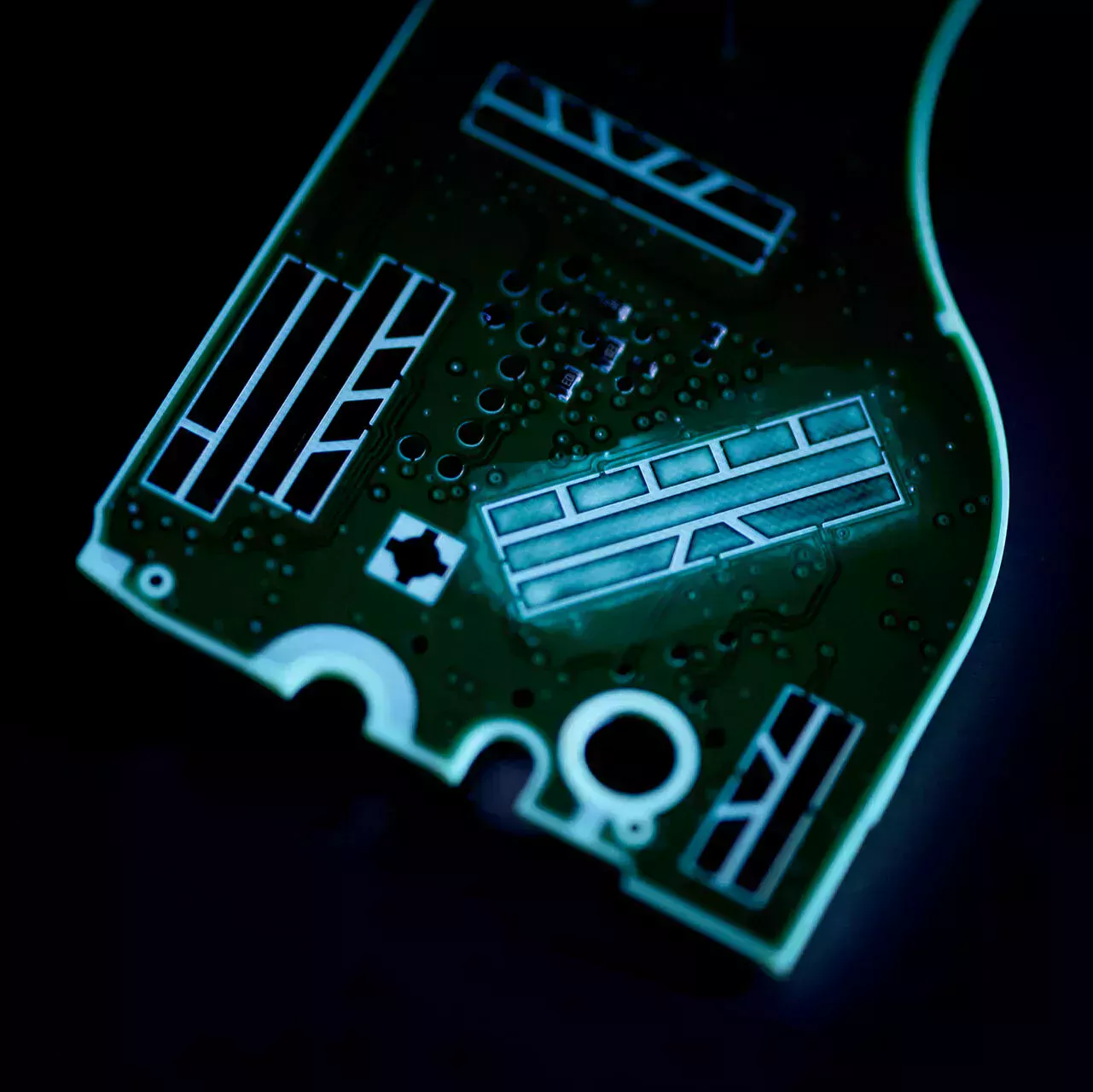 Lubricating film on component surface that glows under UV light