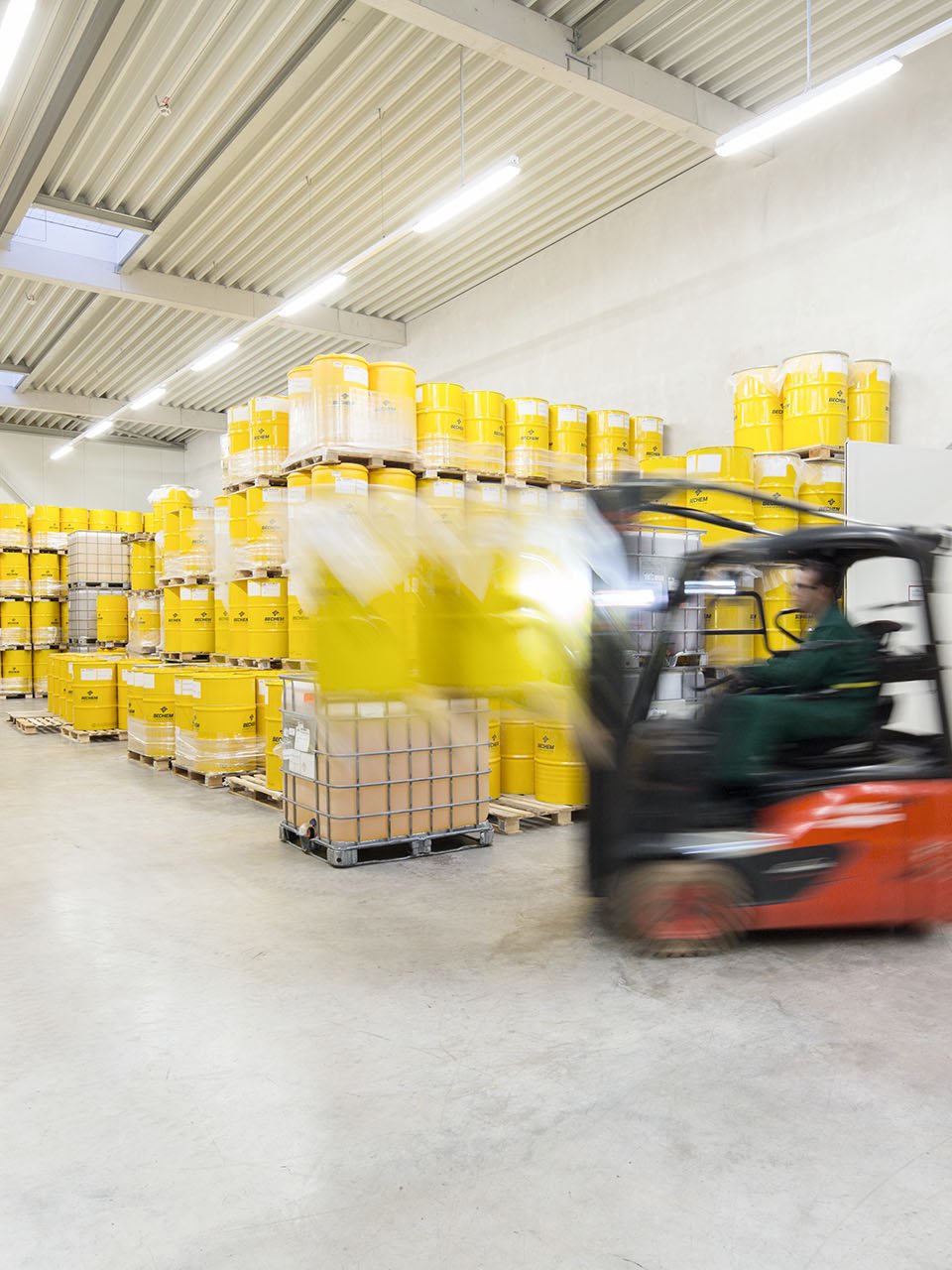 Forklift truck transports barrels in the BECHEM logistics centre