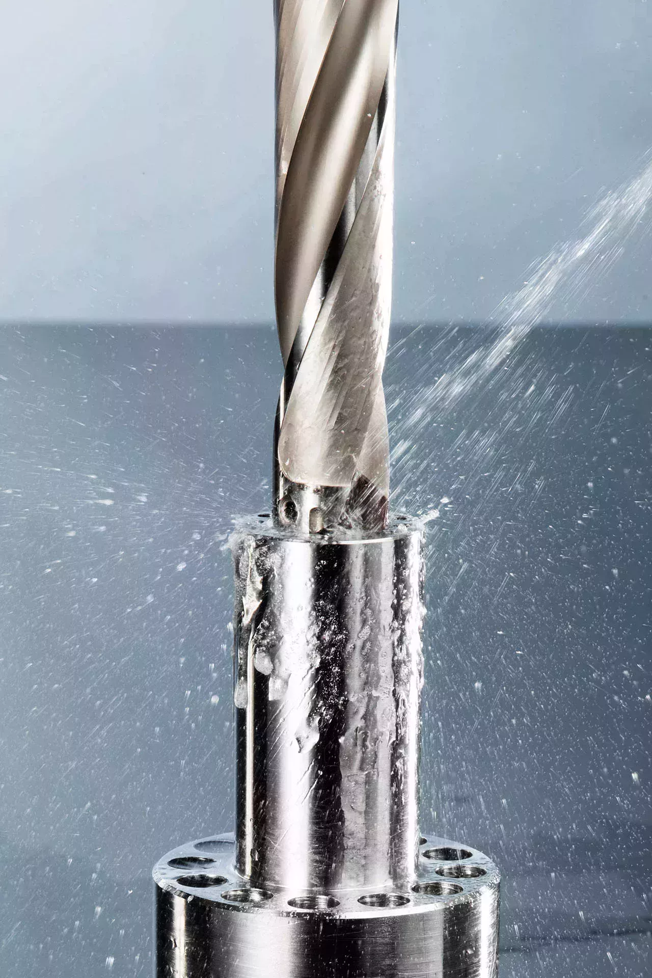 Drill that drills into metal and uses cooling lubricant