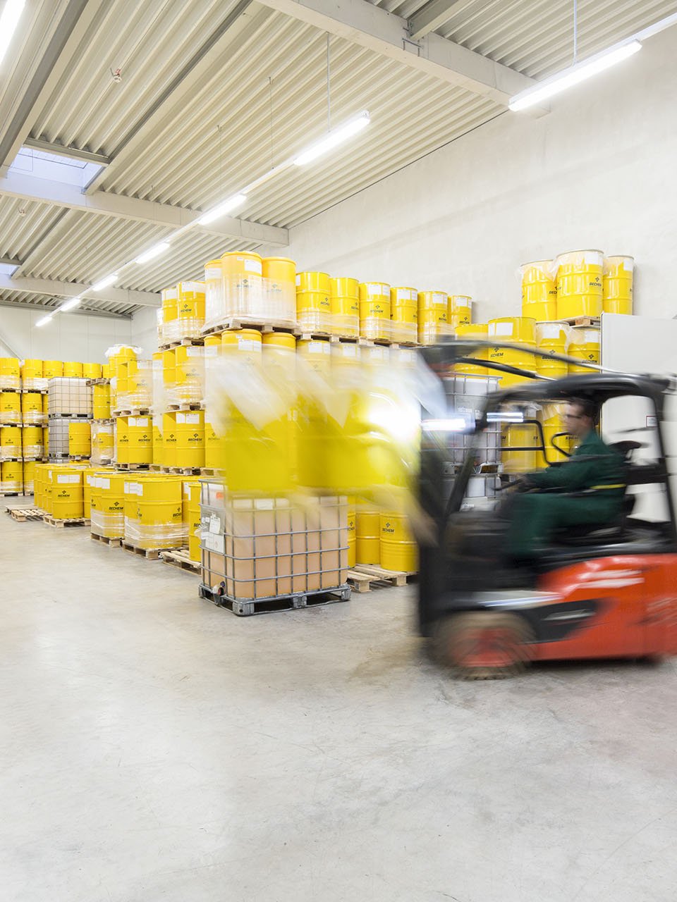 Forklift truck transports barrels in the BECHEM logistics centre