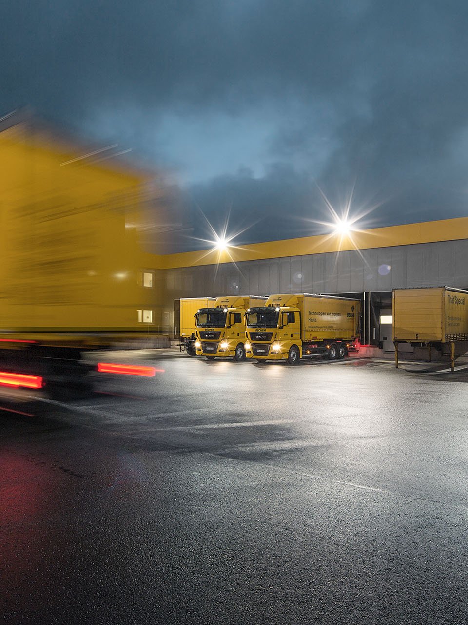 BECHEM Lorries drive out of logistics.