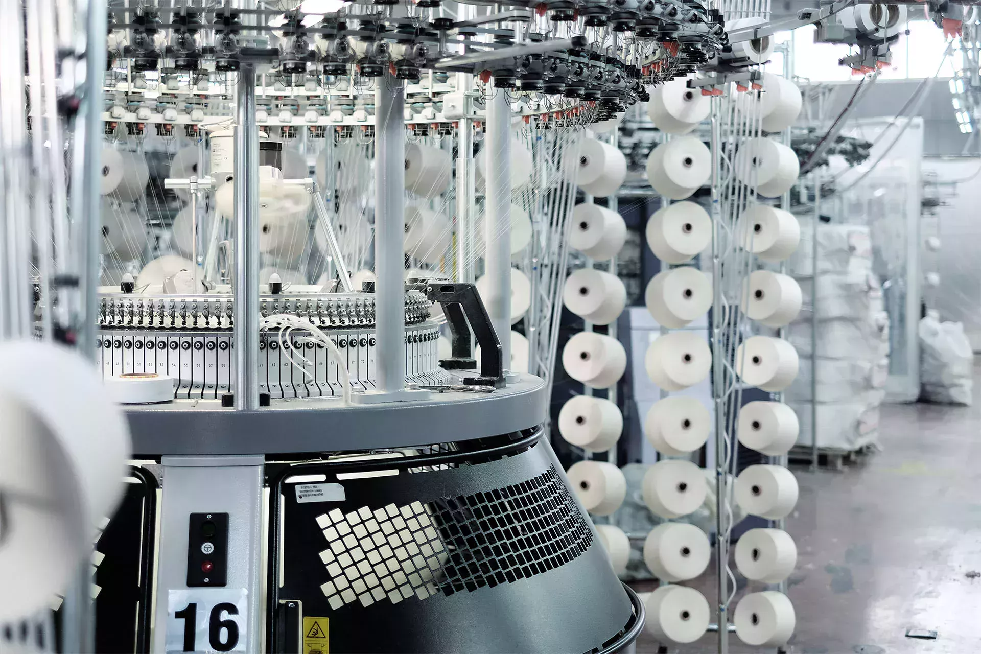 Circular and flat knitting machines in the textile industry