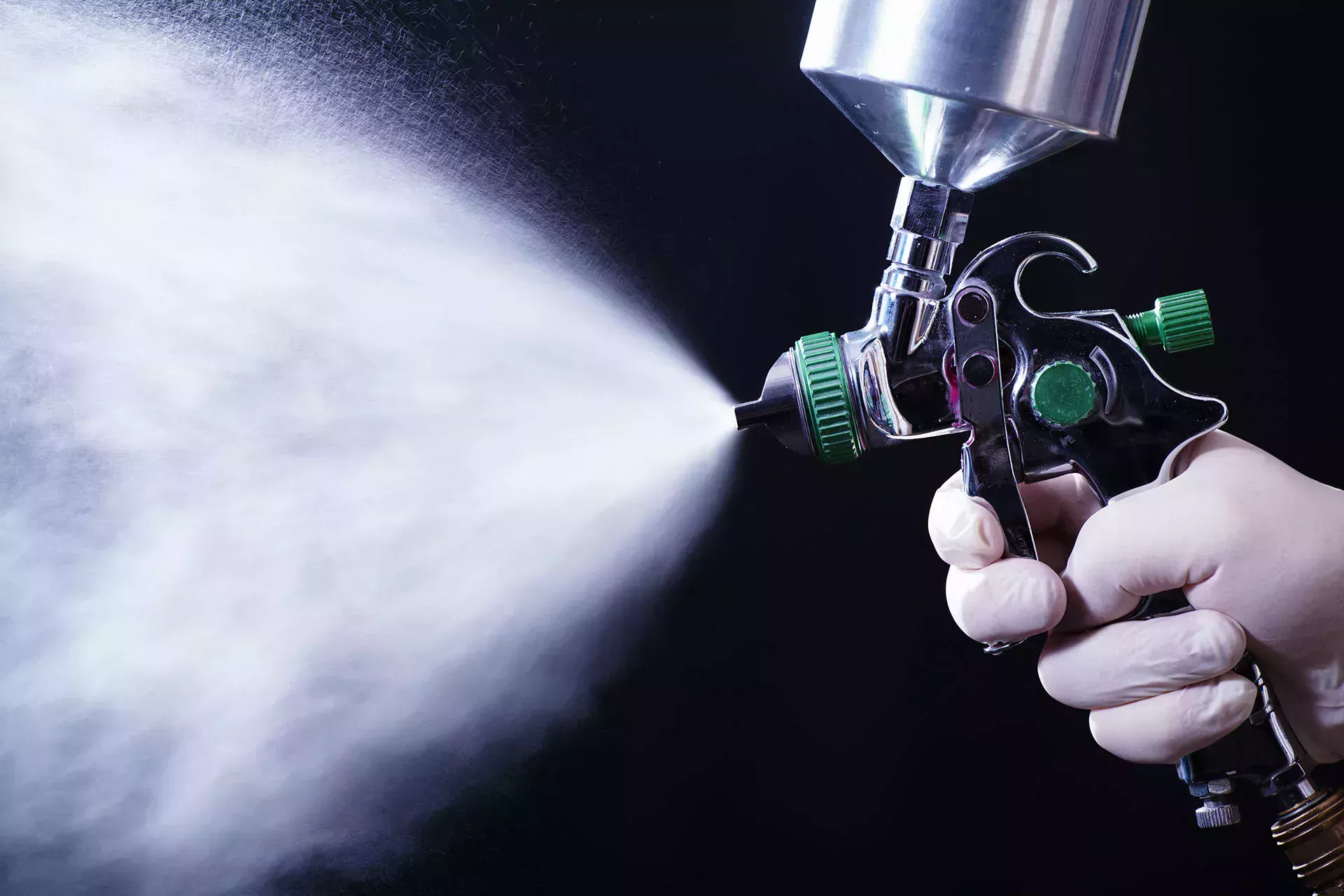 Spray gun sprays bonded coating